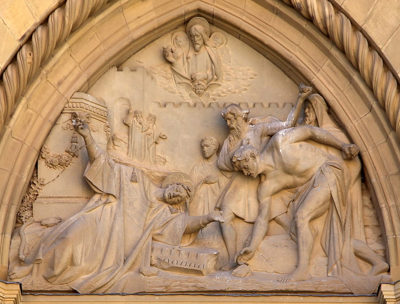 Duomo di Arezzo, esterno, facciata del 1900 - 14, portale dx, Lapidazione di Santo Stefano